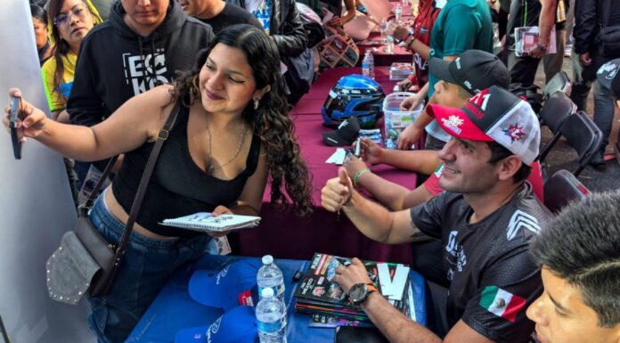 Pilotos de NASCAR conviven con aficionados en Puebla