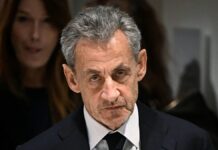 Conceden libertad condicional al expresidente francés Nicolas Sarkozy