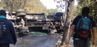 Pipa de agua vuelca y bloquea acceso en Galaxia La Calera