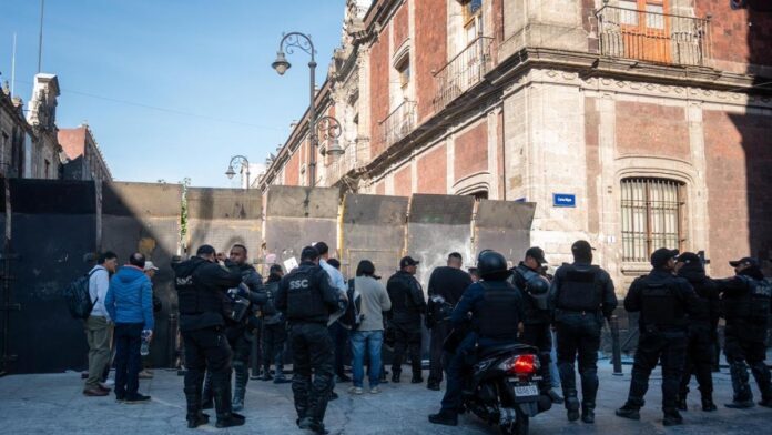 Policías cerca de vallas que rodean Palacio Nacional