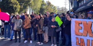 Docentes bloquean la Recta a Cholula en protesta por plazas congeladas