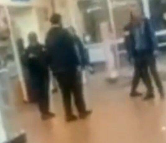 Asaltantes atracan con violencia supermercado en Ciudad Judicial