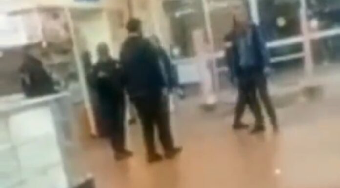 Asaltantes atracan con violencia supermercado en Ciudad Judicial