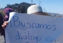 Bloquean la Amozoc–Acajete por presunta apropiación de terrenos escolares