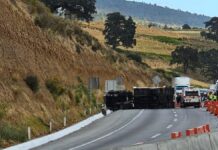 Volcadura de tráiler provoca cierre parcial en la México-Puebla