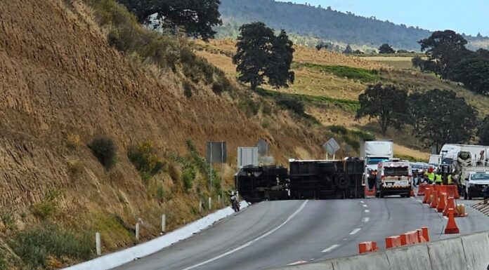 Volcadura de tráiler provoca cierre parcial en la México-Puebla