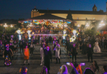 Zacatlán celebra Día de Muertos con tzompantli, carrera y globos de cantoya