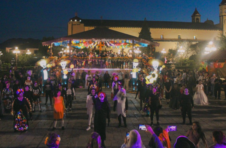 Zacatlán celebra Día de Muertos con tzompantli, carrera y globos de cantoya