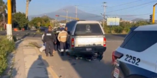 Motociclista muere al perder el control y chocar contra un poste en Atlixco
