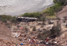 Autobús cae por abismo y deja 37 muertos en Perú