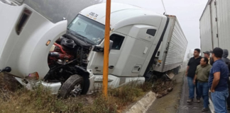 Cierran la autopista Puebla-Orizaba por accidente entre tres unidades