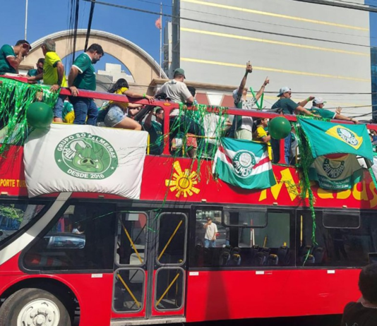 Aficionado del Palmeiras muere al caer de un autobús turístico
