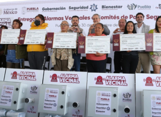 Gobierno de Puebla entrega alarmas vecinales en Loma Bella