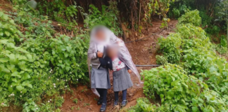 Alumnos caminan entre lodo y lluvia en la Sierra Negra de Puebla