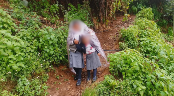 Alumnos caminan entre lodo y lluvia en la Sierra Negra de Puebla