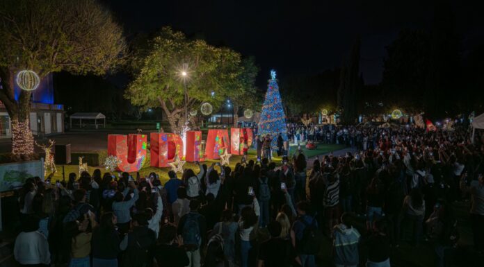 UDLAP inicia festejos decembrinos con encendido de árbol