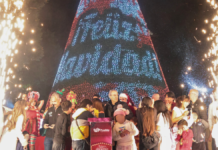 Pepe Chedraui enciende árbol navideño en el Zócalo de Puebla