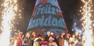 Pepe Chedraui enciende árbol navideño en el Zócalo de Puebla