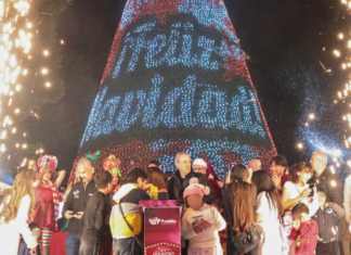 Pepe Chedraui enciende árbol navideño en el Zócalo de Puebla
