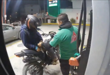 Motociclista armado atraca gasolinera en el bulevar Clavijero