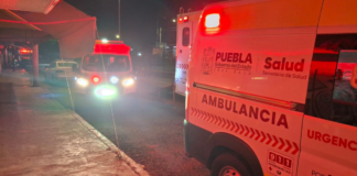 Siete personas reciben atención en hospitales por incendio en Puebla