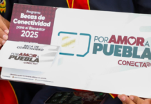 Armenta entrega becas de conectividad en el CE Gustavo Díaz Ordaz