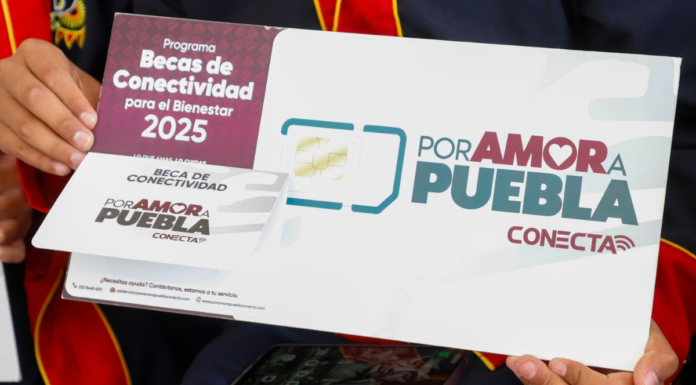 Armenta entrega becas de conectividad en el CE Gustavo Díaz Ordaz