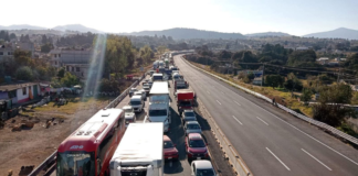 Ejidatarios de Santa Rita Tlahuapan bloquean la autopista México-Puebla