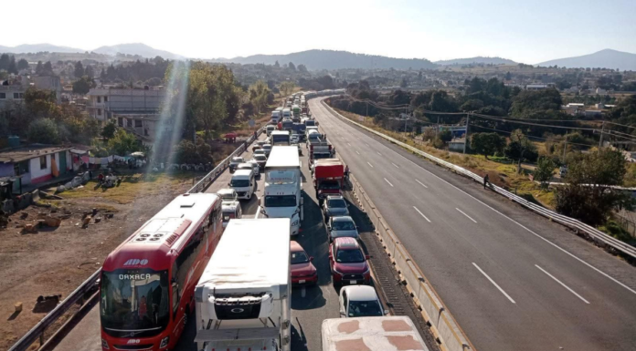 Ejidatarios de Santa Rita Tlahuapan bloquean la autopista México-Puebla
