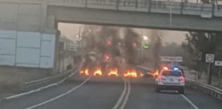 Bloquean e incendian maquinaria sobre la autopista Puebla-Tlaxcala