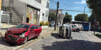 Vehículo vuelca tras impactar con otro en el Centro Histórico