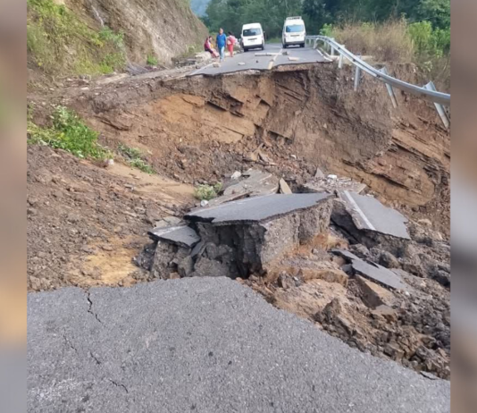 Deslave colapsa tramo de la carretera Papaloctipan-Tlaxco en Tlacuilotepec