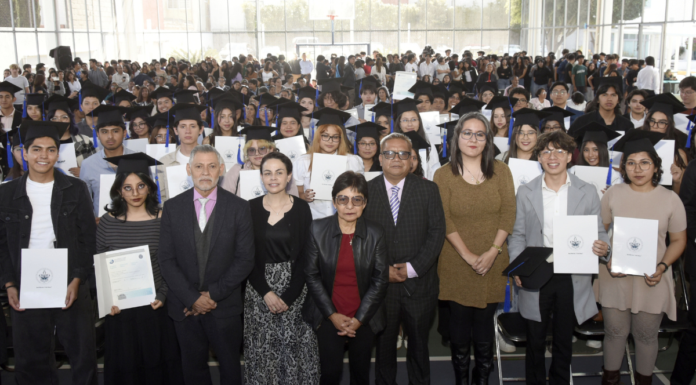 Entregan diplomas y certificados a egresados del Bachillerato 5 de Mayo BUAP