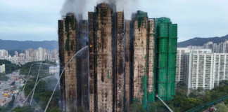 Hong Kong arresta a 8 personas por incendio que ha dejado 128 muertos