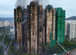 Hong Kong arresta a 8 personas por incendio que ha dejado 128 muertos