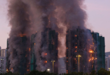 Incendio en complejo habitacional de Hong Kong deja 13 muertos