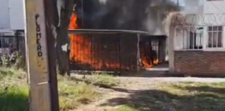 Incendio en jaula de estacionamiento alerta a vecinos de Loma Bella