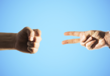 Ciencia revela por qué siempre pierdes en “piedra, papel o tijera”