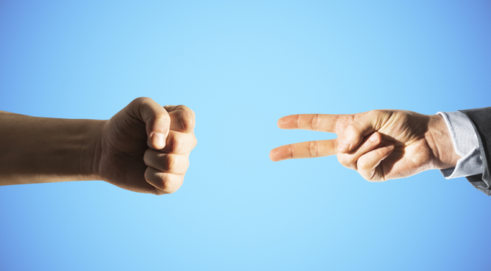 Ciencia revela por qué siempre pierdes en “piedra, papel o tijera”