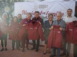 Cuautlancingo concluye entrega de chamarras a adultos mayores