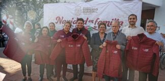 Cuautlancingo concluye entrega de chamarras a adultos mayores
