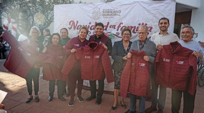 Cuautlancingo concluye entrega de chamarras a adultos mayores