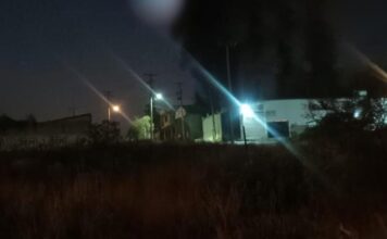 Se incendia interior de bodega de plásticos en Lomas de Santa Catarina