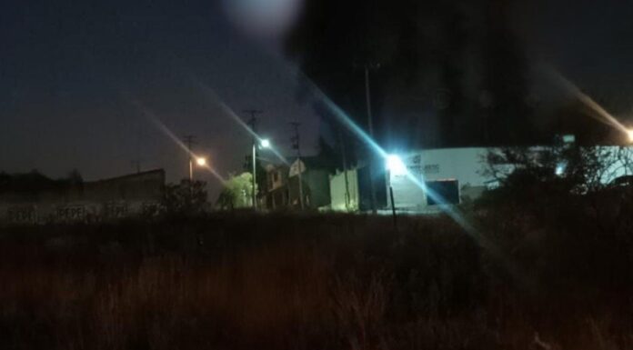 Se incendia interior de bodega de plásticos en Lomas de Santa Catarina