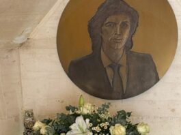 Graban escena de contenido “para adultos” en tumba de Camilo Sesto