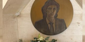 Graban escena de contenido “para adultos” en tumba de Camilo Sesto