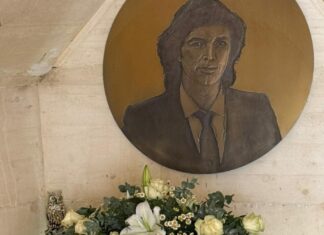 Graban escena de contenido “para adultos” en tumba de Camilo Sesto