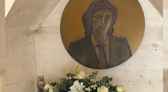 Graban escena de contenido “para adultos” en tumba de Camilo Sesto