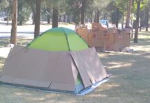 Duermen en la calle mientras esperan atención médica para sus hijos en el HNP