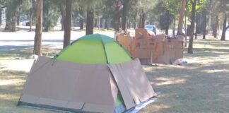 Duermen en la calle mientras esperan atención médica para sus hijos en el HNP